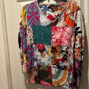 Mitra Handworks patch v-neck 3/4 sleeve top. Lightweight cotton.